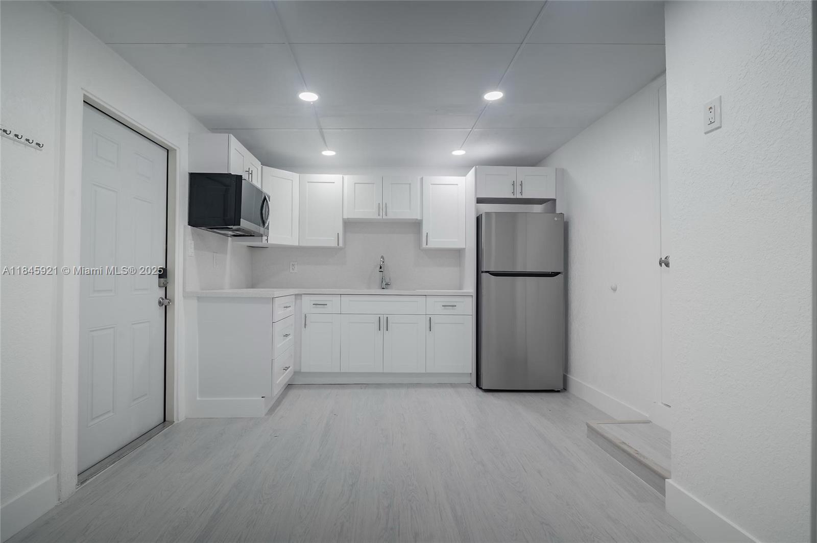 Remodeled 2-bedroom efficiency! 2 bedrooms | 1 bathroom | All utilities included
This efficiency unit offers comfort, space, and a modern touch — perfect for easy and practical living.
All utilities included (water, electricity, internet) and parking available.
Great location and move-in ready.