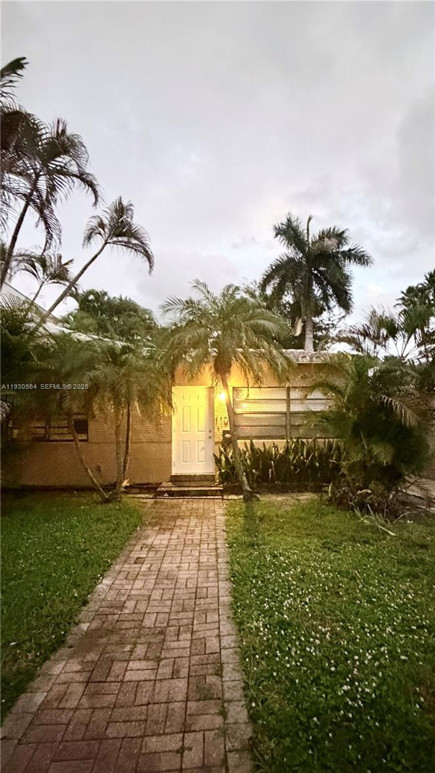 Spacious 2 bed, 1 bath. Well maintained located in the heart of Fort Lauderdale. Full kitchen. Close to SHOPPING, RESTAURANTS & THE BUS LINE. Small Pet Will BE CONSIDERED WITH A NON REFUNDABLE PET FEE. Washer & Dryer. SHOWINGS 24 hours in advance FAST APPROVAL.
Driving Directions: