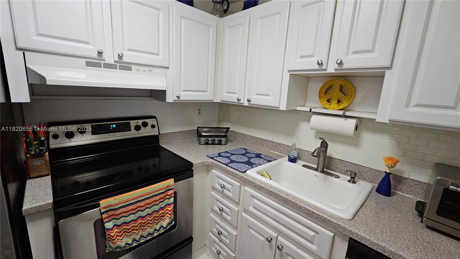 GROVE TOWNHOUSES CONDO - Residential