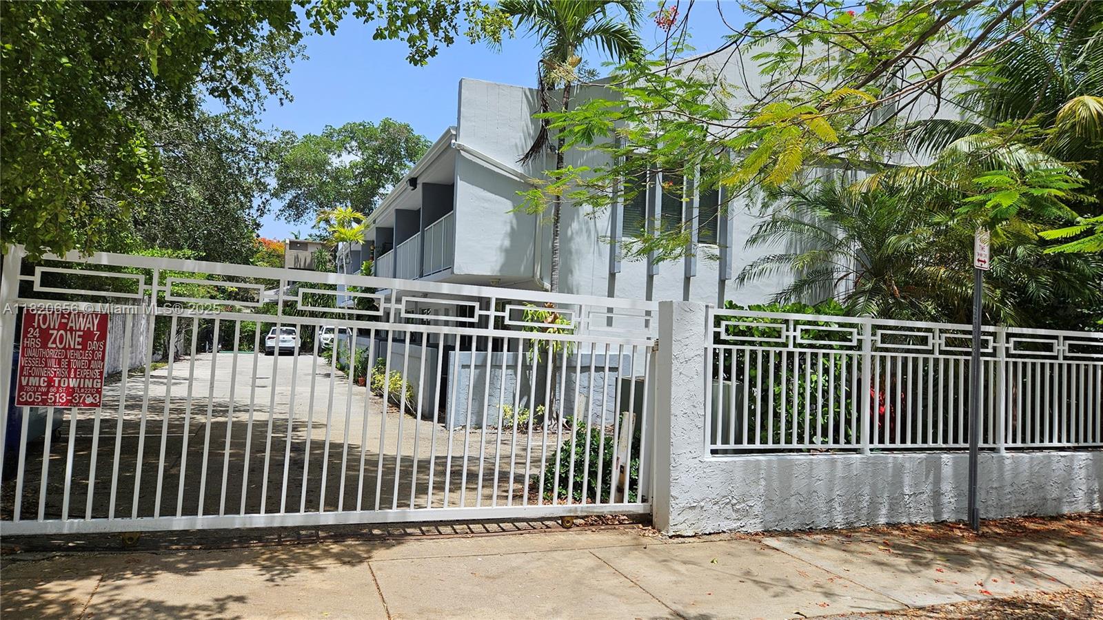 3025 Mary St 12, Miami, Miami-Dade County, Florida - 1 Bedrooms  
1.5 Bathrooms - 