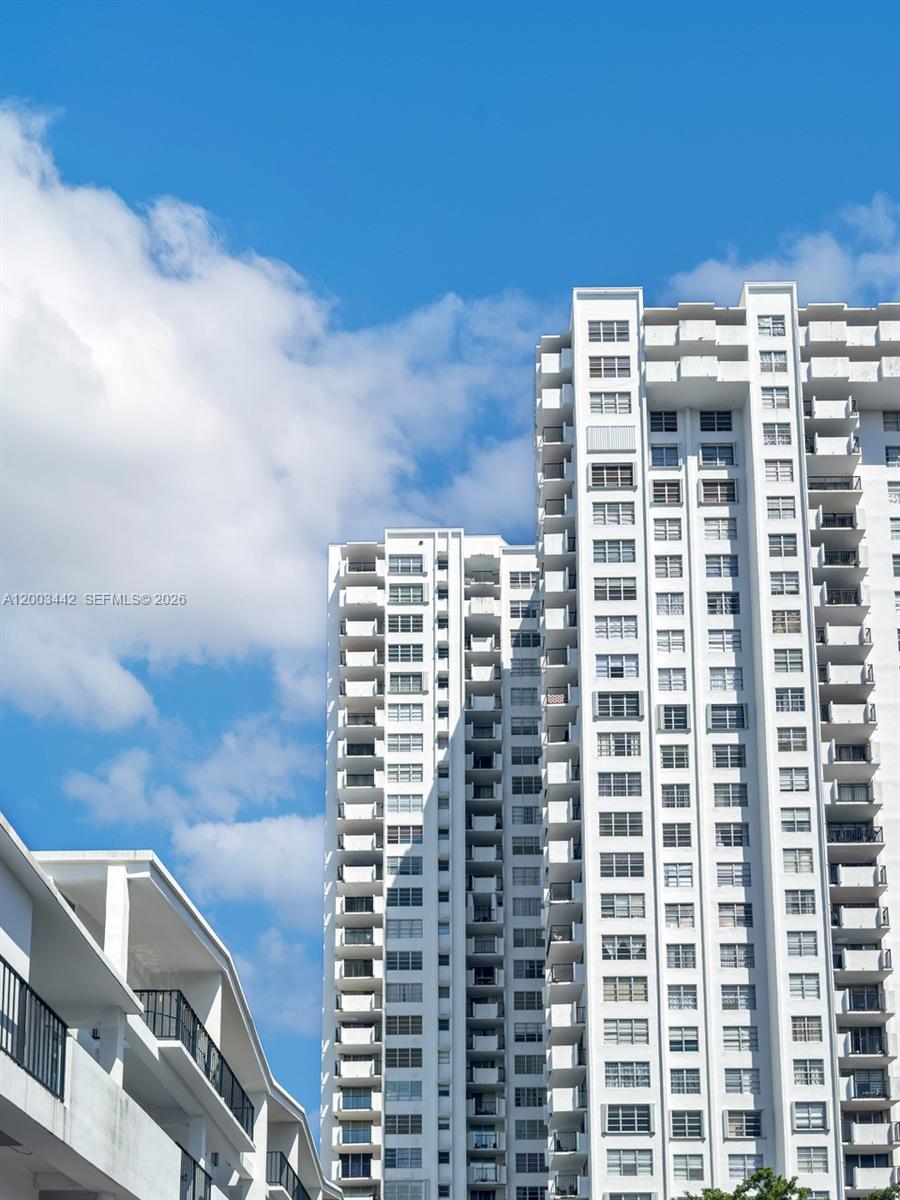 COMMODORE PLAZA CONDO - Residential