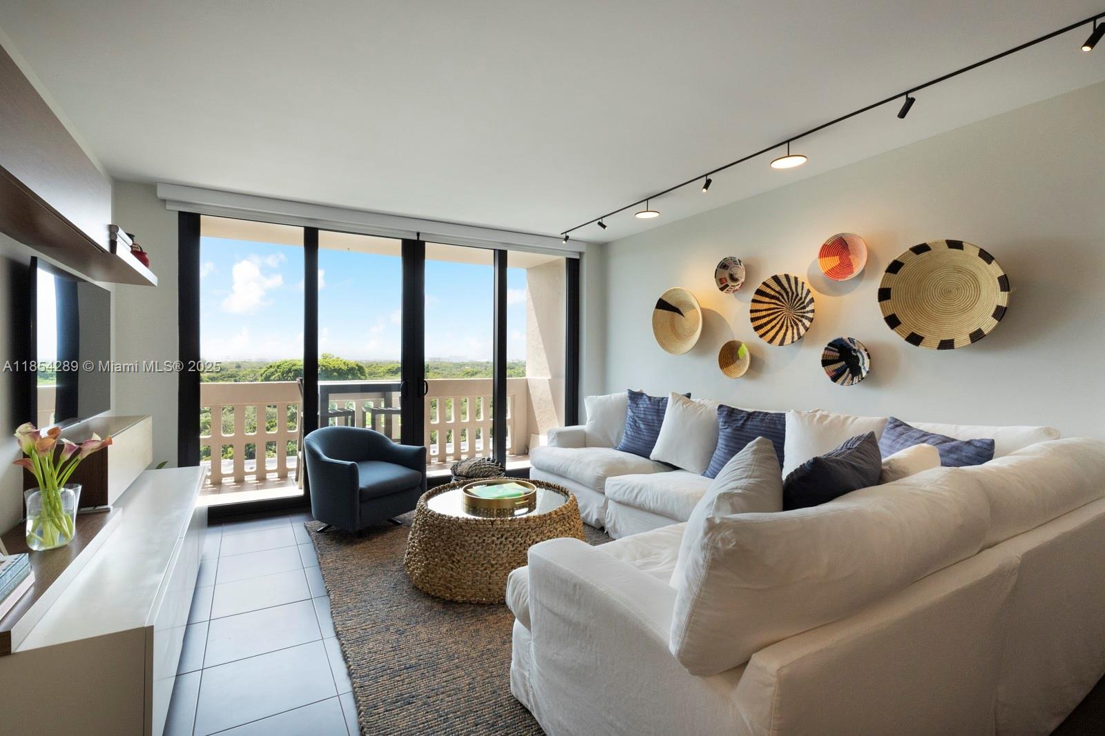 90 Edgewater Dr 1111