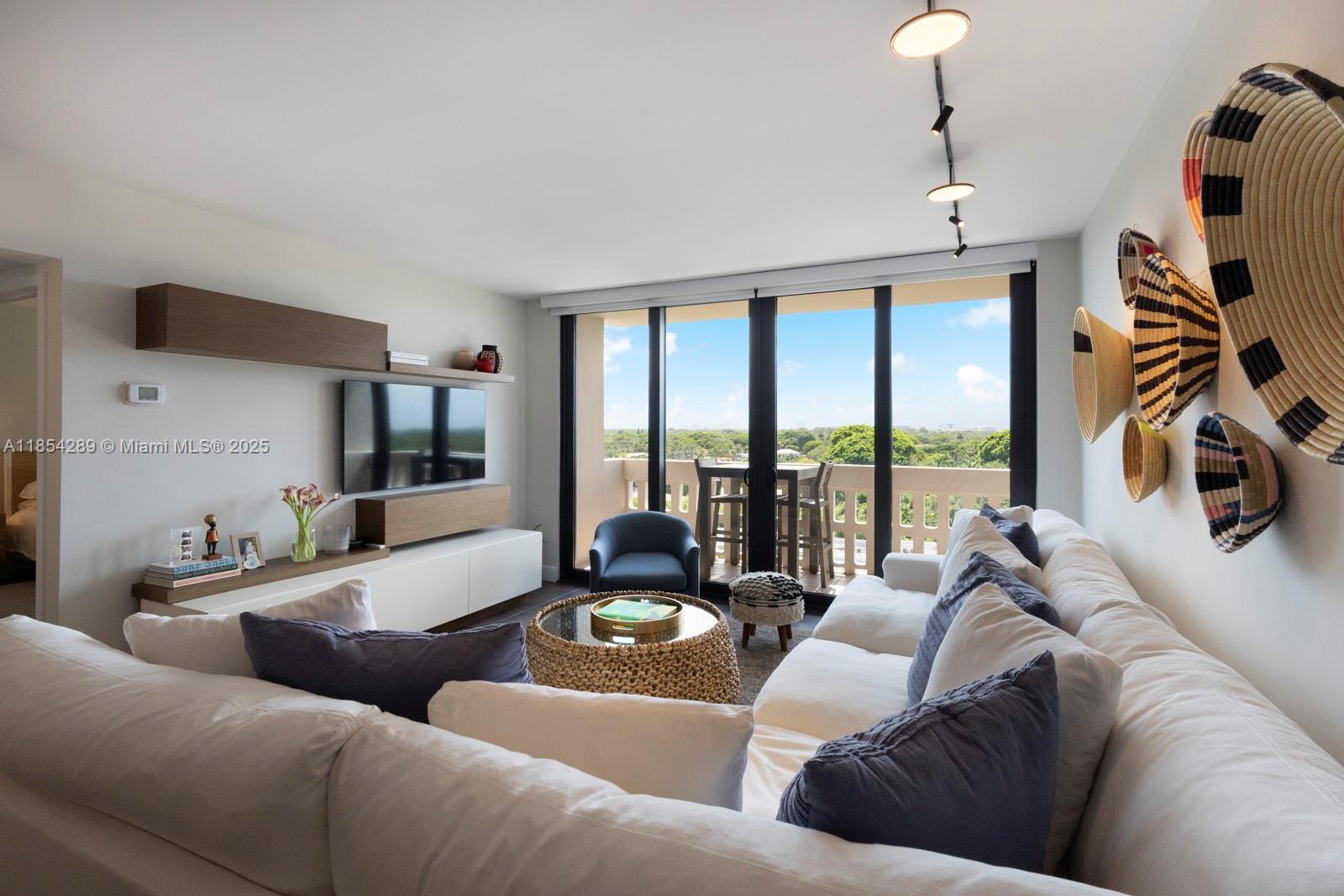 90 Edgewater Dr 1111