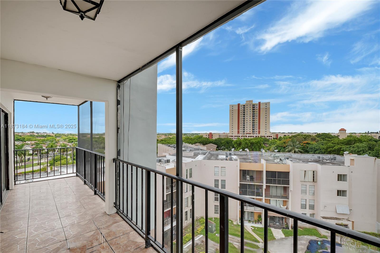 Spectacular 1bed/1bath in the heart of Westchester. Views of the Brickell skyline with a beautiful screened porch. You do not want to miss this opportunity!