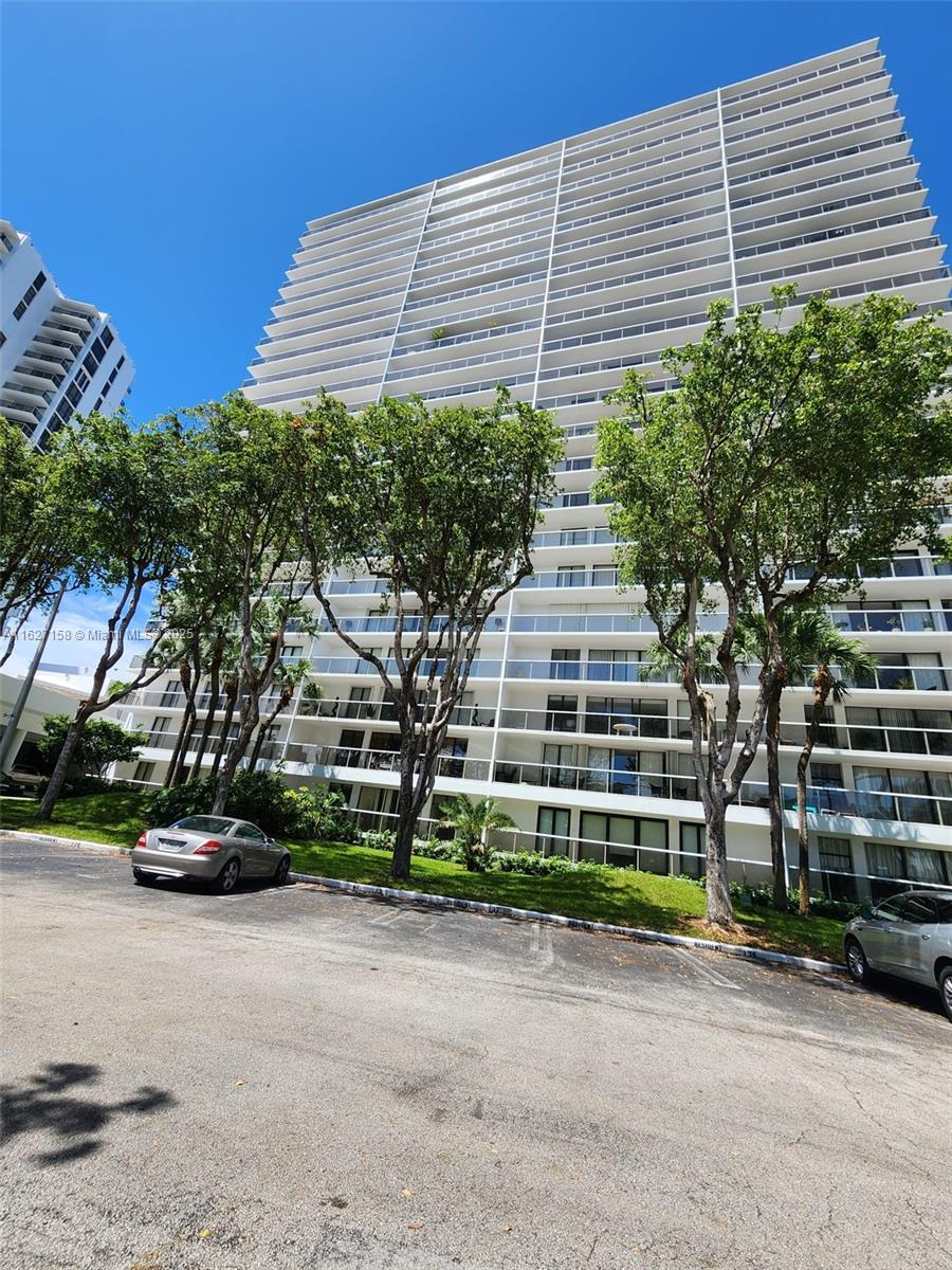 Amazing opportunity to own a fully furnished 3-bedroom, 3-bathroom home with laundry facilities and stunning views overlooking the Aventura Country Club.