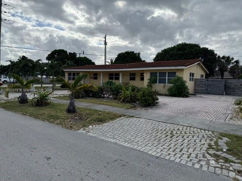 Photo of 1433-1435 SE 2nd Ave, Deerfield Beach, FL 33441 (MLS # A11693379)