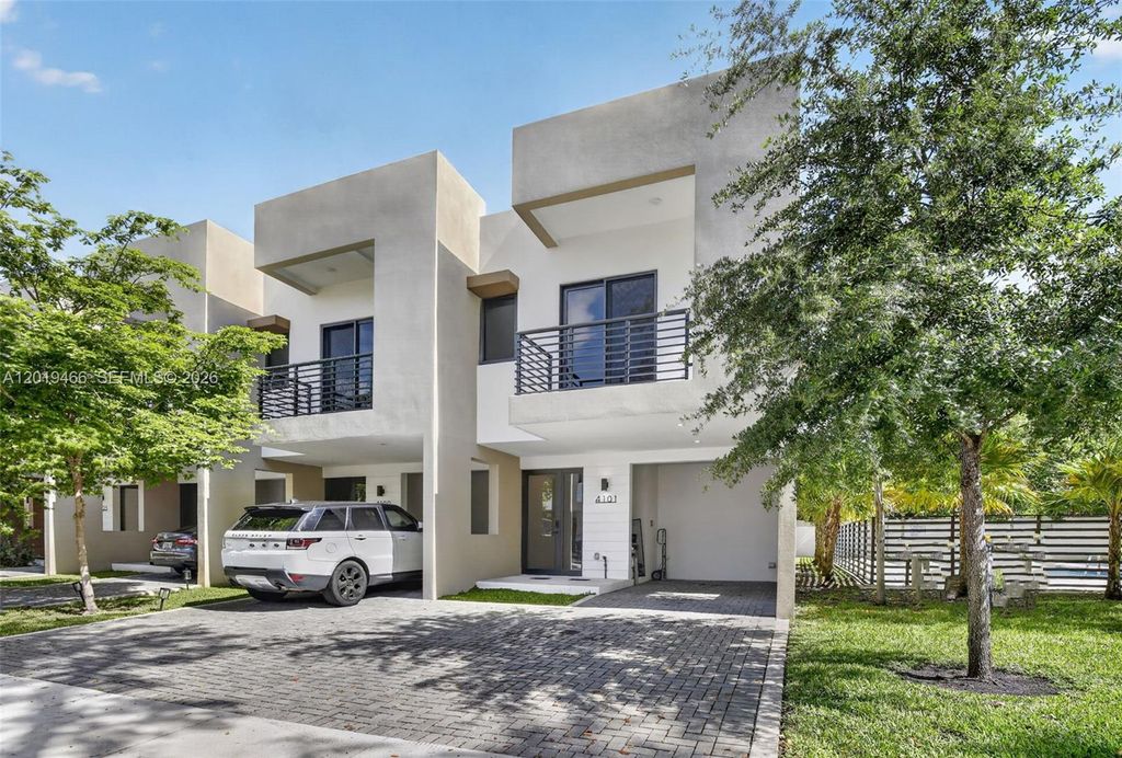 Photo of 4101 N Oak Pl, Dania Beach, FL 33314 (MLS # A12019466)