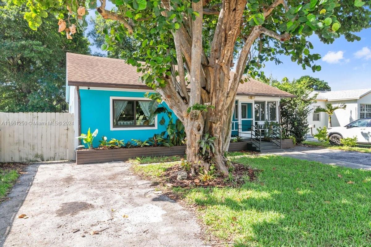 HOLLYWOOD LITTLE RANCHES - Residential