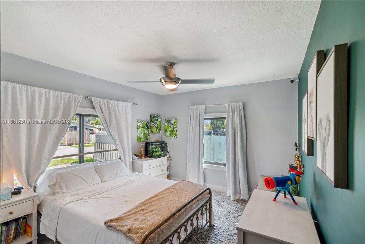 HOLLYWOOD LITTLE RANCHES - Residential