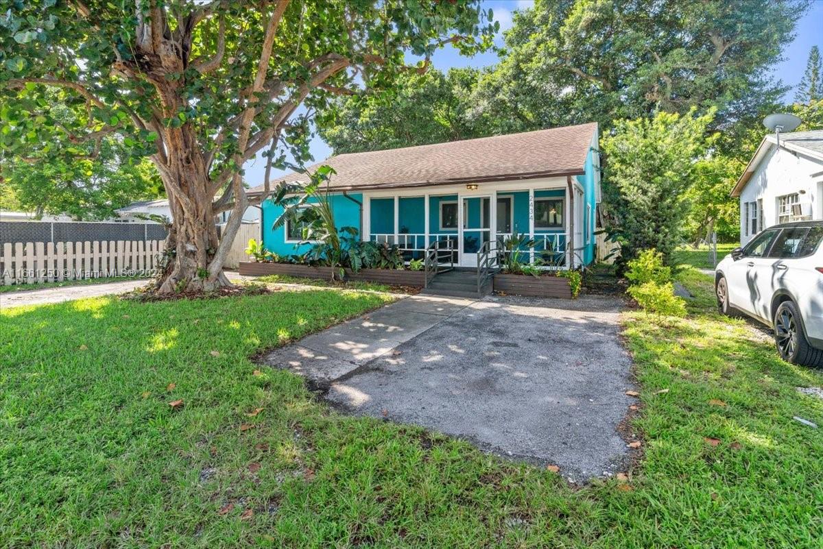 HOLLYWOOD LITTLE RANCHES - Residential