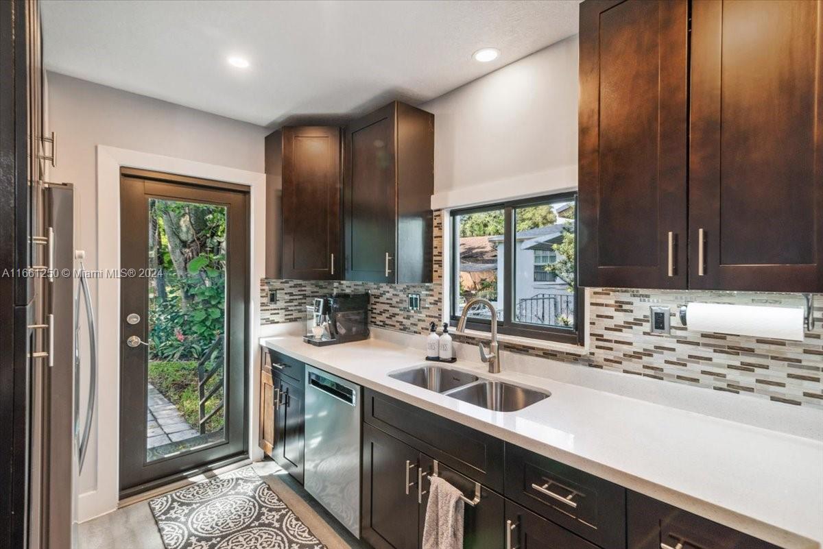 HOLLYWOOD LITTLE RANCHES - Residential