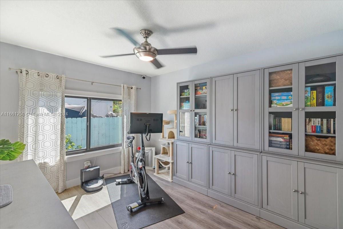 HOLLYWOOD LITTLE RANCHES - Residential