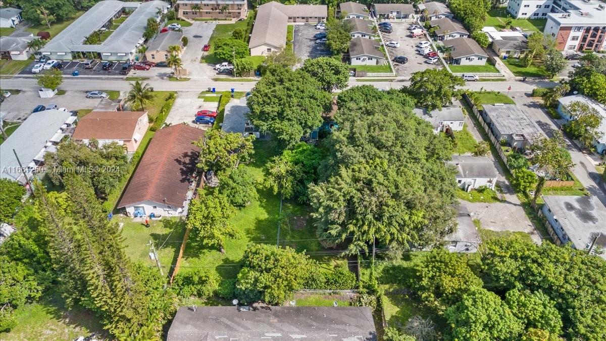 HOLLYWOOD LITTLE RANCHES - Residential