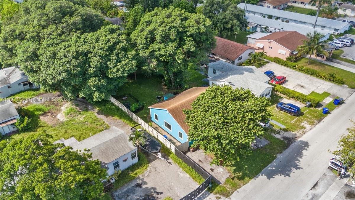HOLLYWOOD LITTLE RANCHES - Residential
