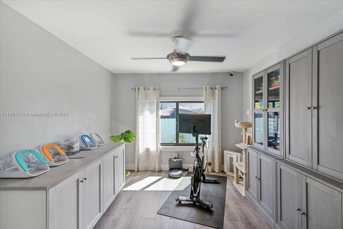 HOLLYWOOD LITTLE RANCHES - Residential