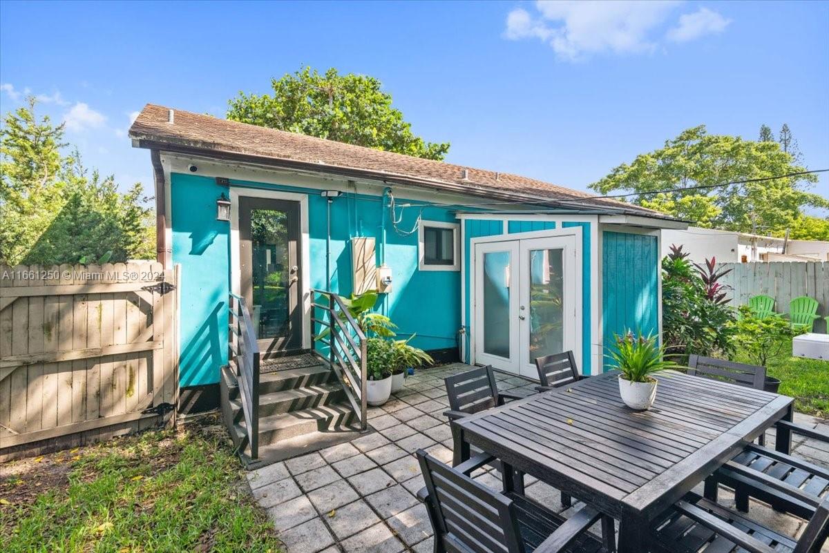 HOLLYWOOD LITTLE RANCHES - Residential