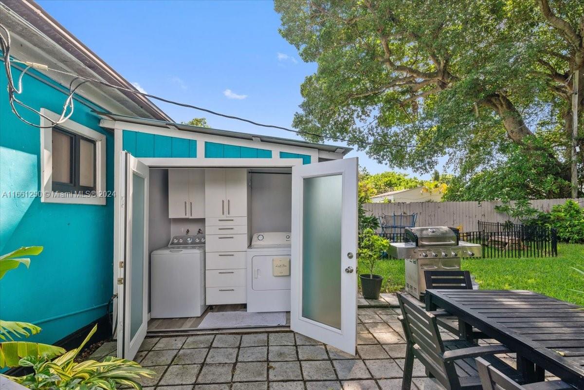 HOLLYWOOD LITTLE RANCHES - Residential