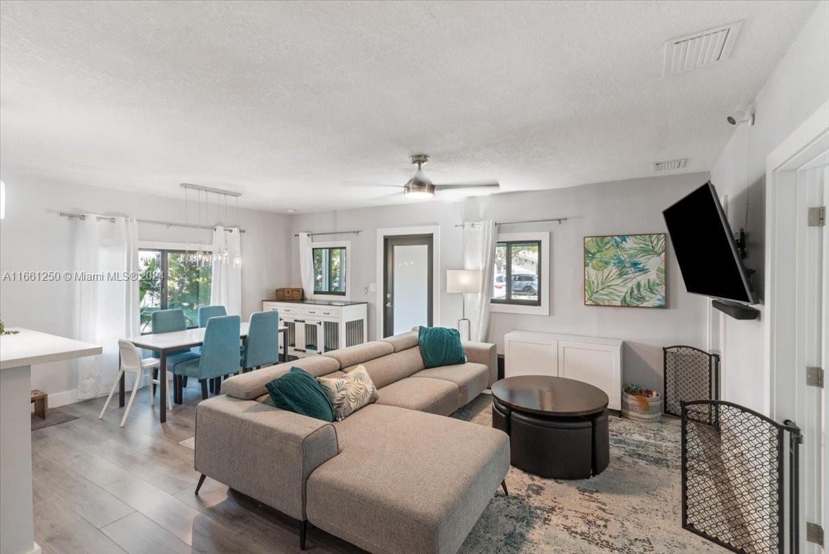 HOLLYWOOD LITTLE RANCHES - Residential