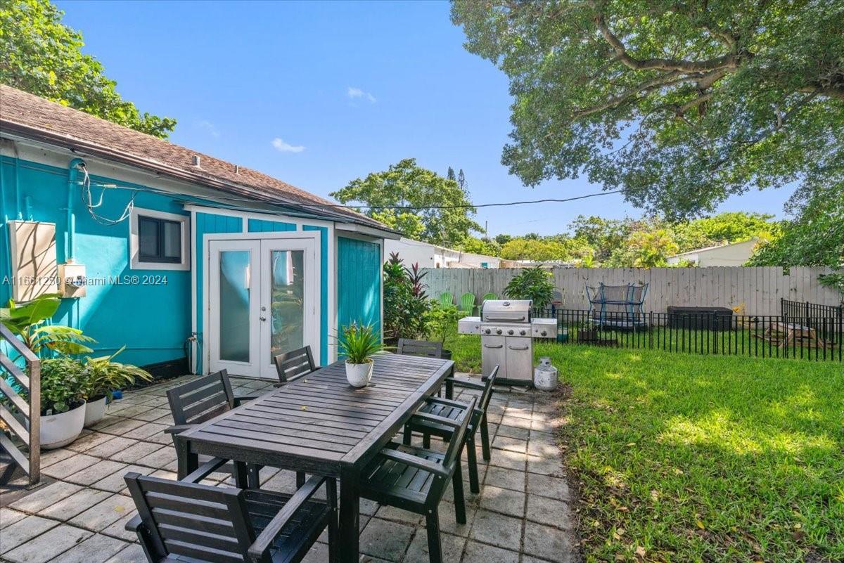HOLLYWOOD LITTLE RANCHES - Residential