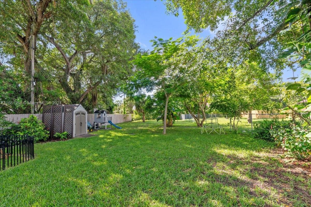 HOLLYWOOD LITTLE RANCHES - Residential