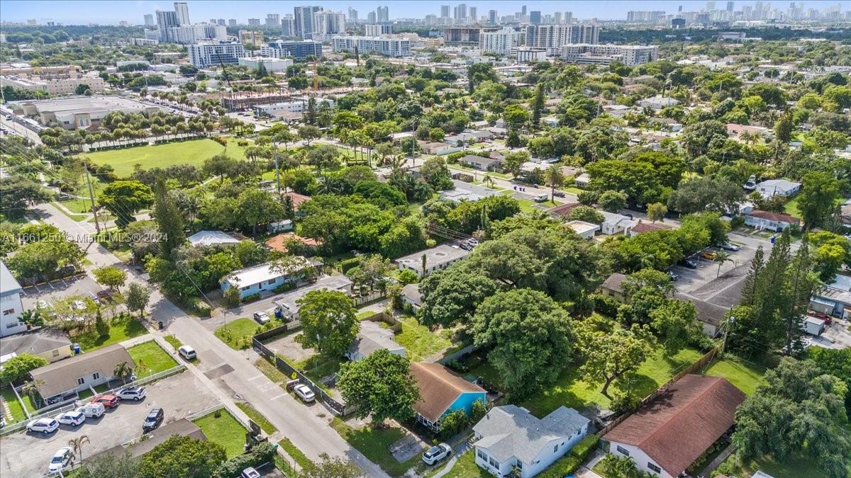 HOLLYWOOD LITTLE RANCHES - Residential