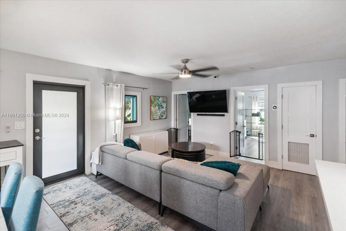 HOLLYWOOD LITTLE RANCHES - Residential