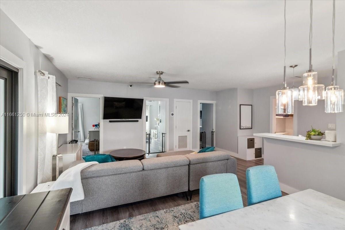HOLLYWOOD LITTLE RANCHES - Residential