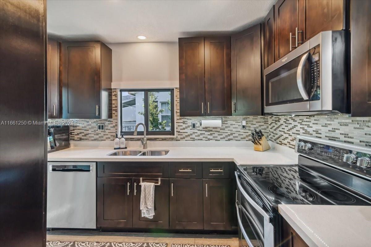 HOLLYWOOD LITTLE RANCHES - Residential
