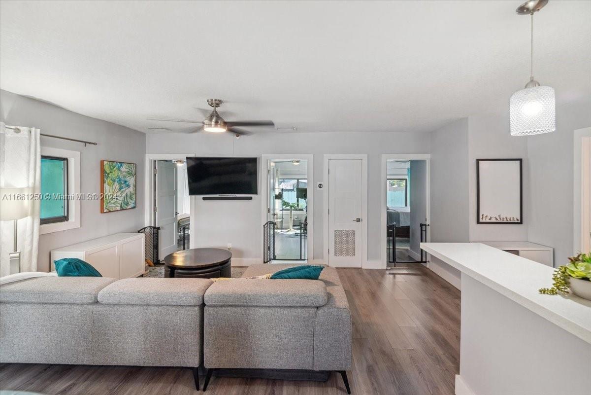 HOLLYWOOD LITTLE RANCHES - Residential