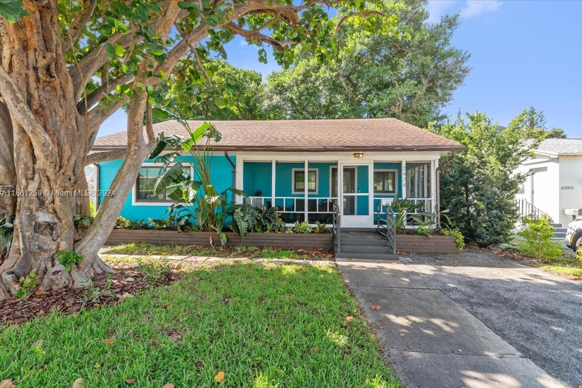 HOLLYWOOD LITTLE RANCHES - Residential