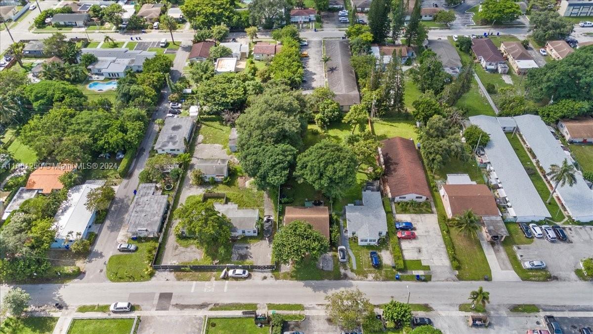 HOLLYWOOD LITTLE RANCHES - Residential