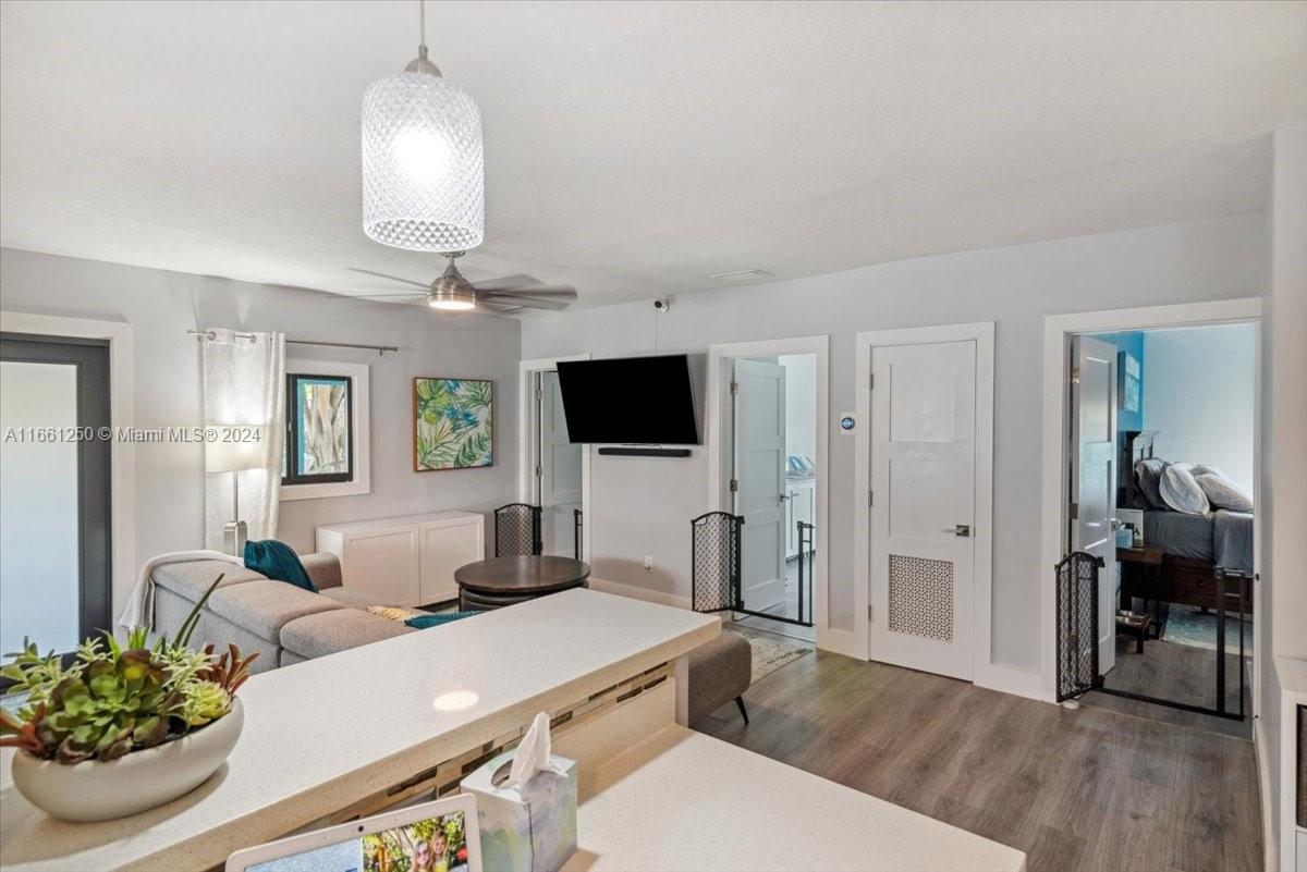 HOLLYWOOD LITTLE RANCHES - Residential
