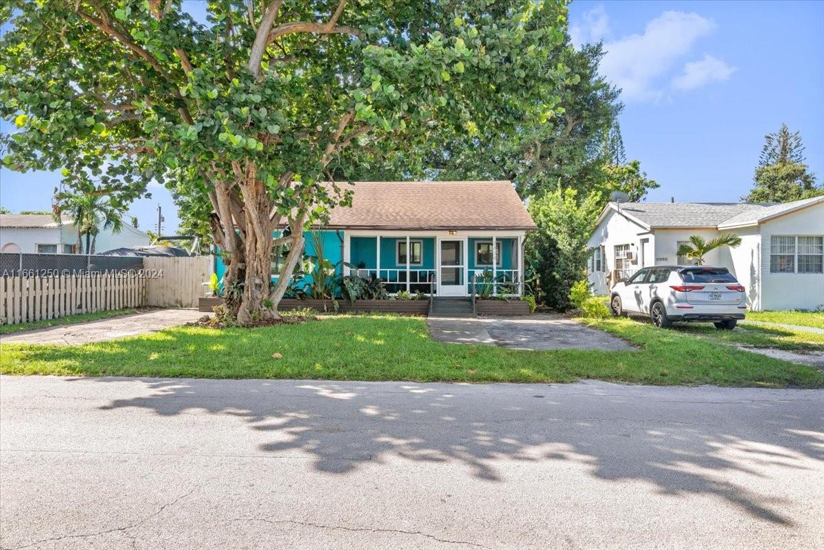 HOLLYWOOD LITTLE RANCHES - Residential
