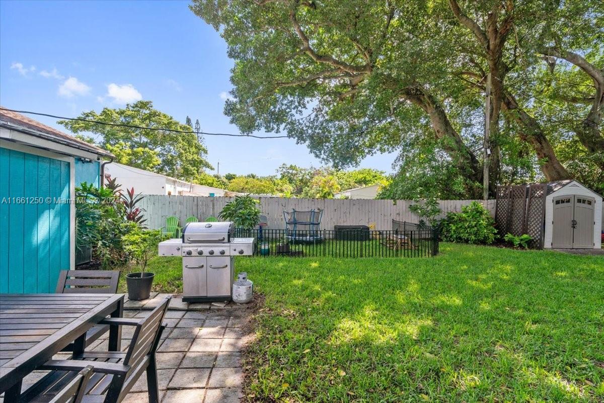 HOLLYWOOD LITTLE RANCHES - Residential
