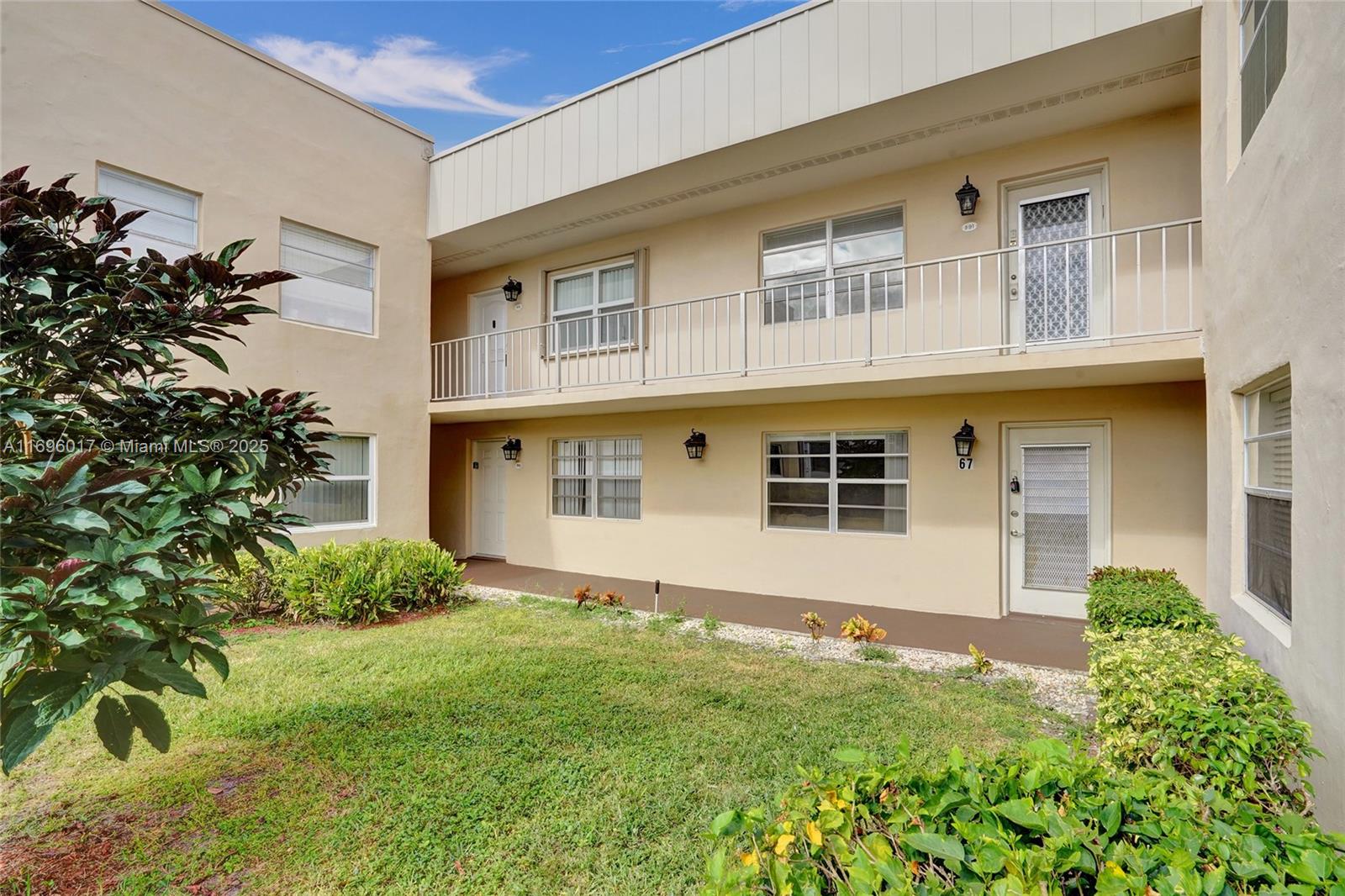KINGS POINT BURGUNDY COND - Residential