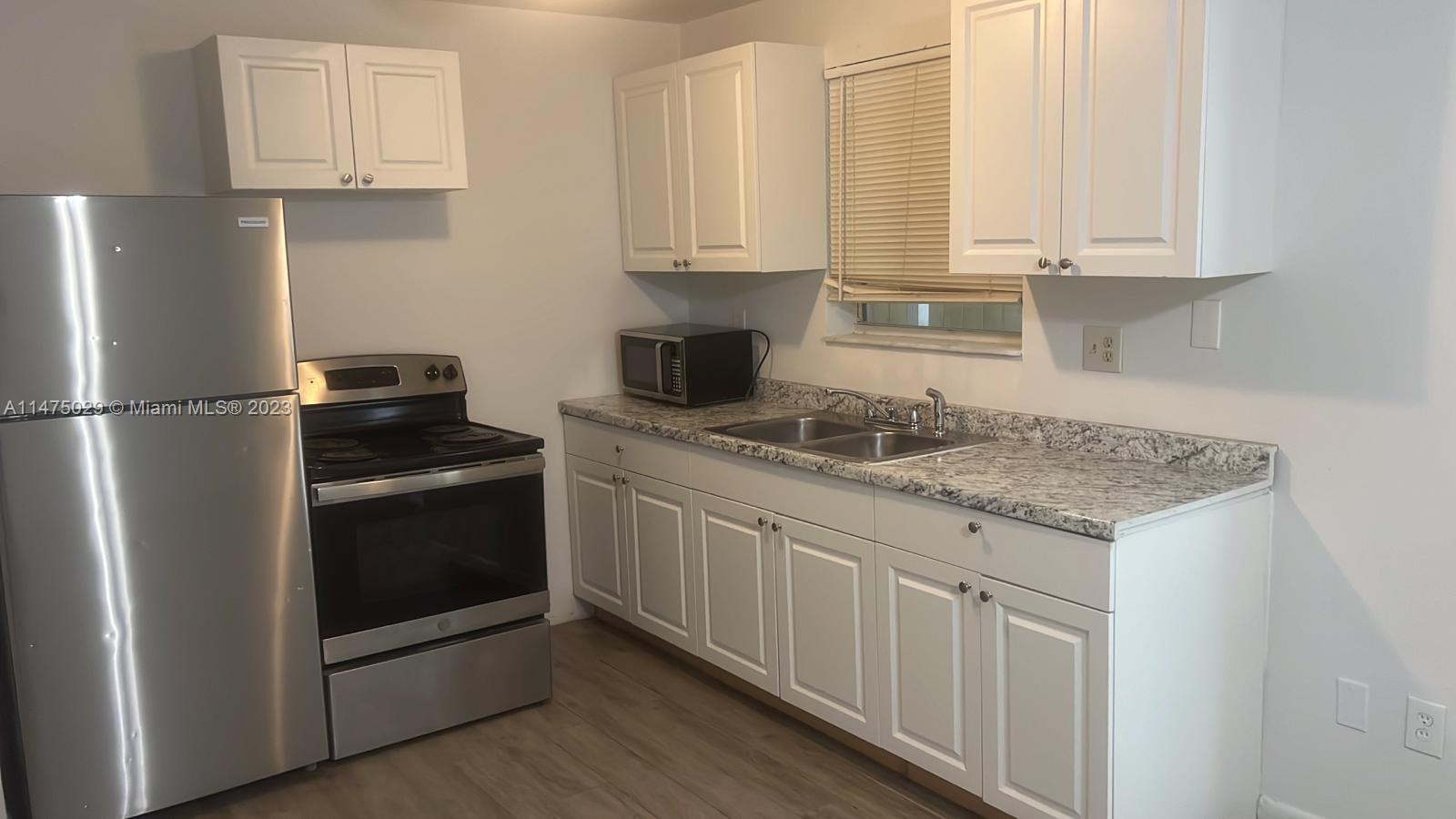 Beautiful and spacious 2 bed-1bath ready to move in. Great location!