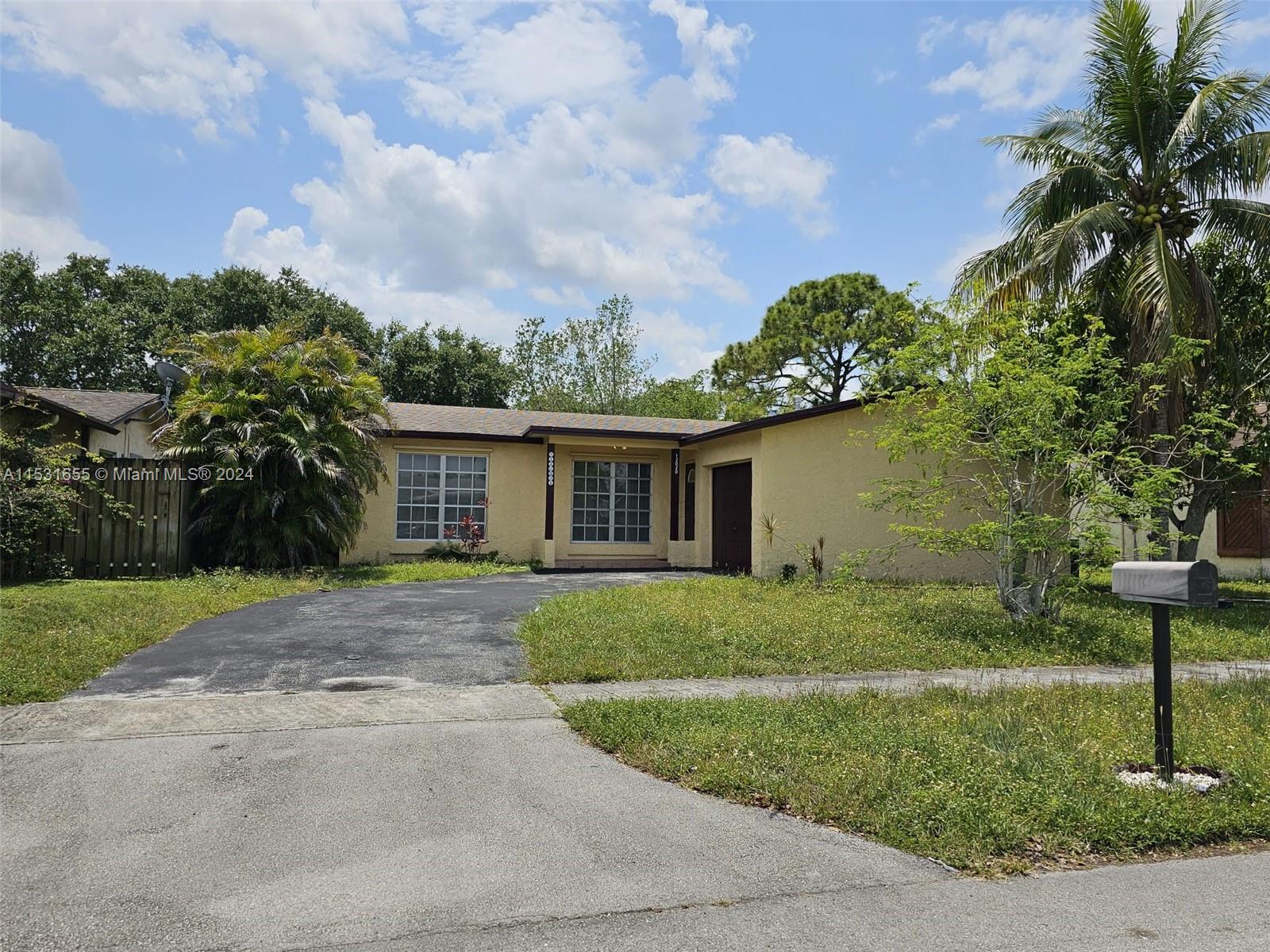 12020 Nw 34th Pl Pl, Sunrise, Miami-Dade County, Florida - 5 Bedrooms  
2 Bathrooms - 