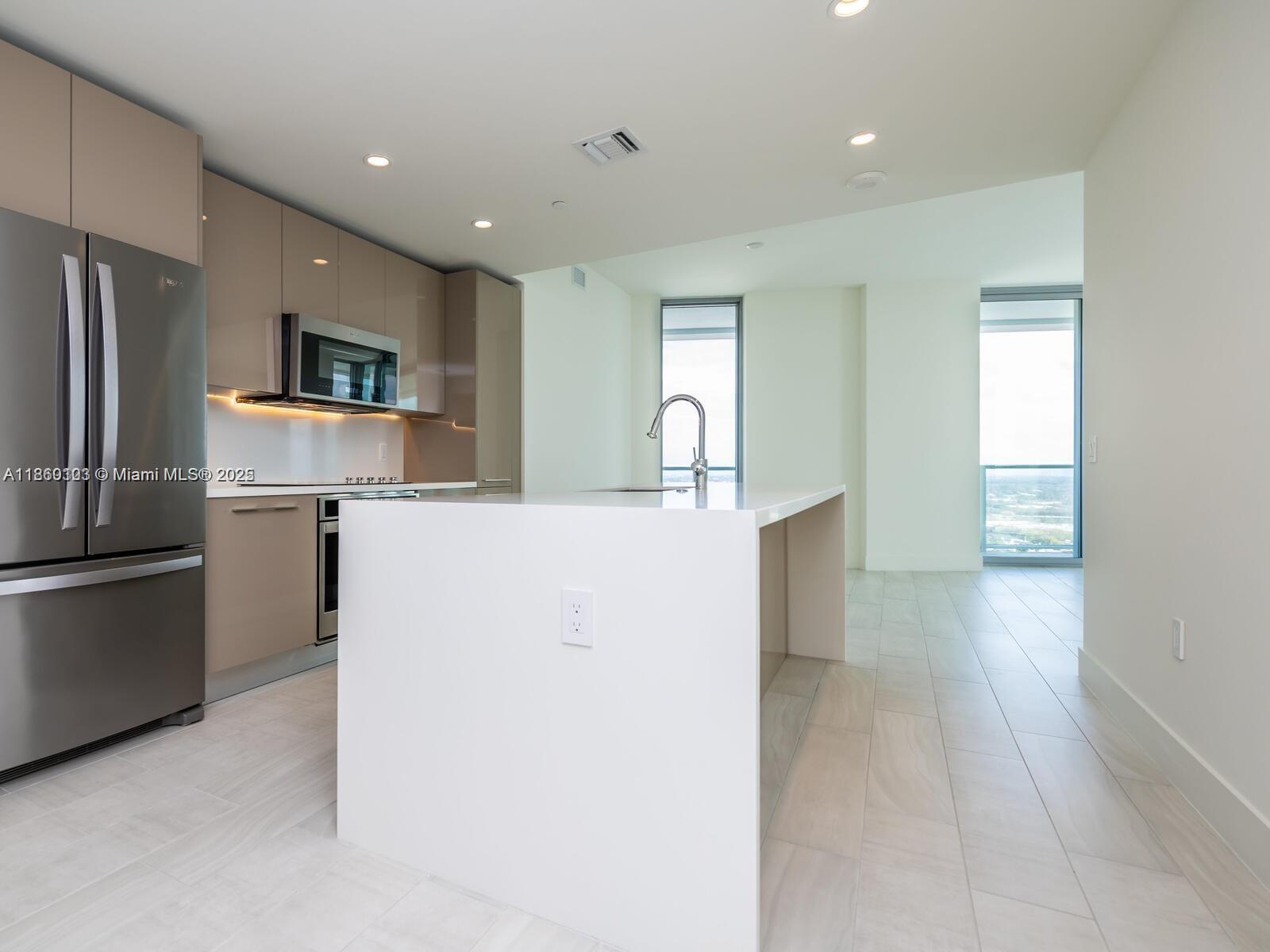 METROPICA NORTH TOWER ONE - Residential