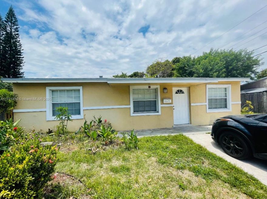 This spacious 3-bed, 2-bath home in the heart of Hollywood is perfect for homeowners or investors! Just minutes from the beach, Gulfstream, Hard Rock, restaurants, and top attractions. Featuring a large family room and a huge backyard, it’s ideal for entertaining. The property offers ample parking for cars, trucks, boats, and trailers. Don’t miss this incredible opportunity in a prime location!