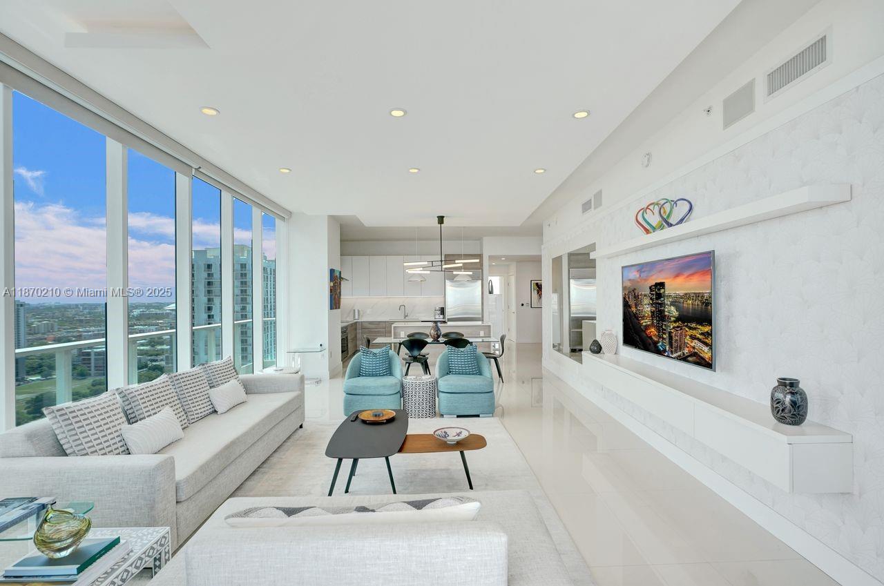 PARAMOUNT BAY CONDO - Residential