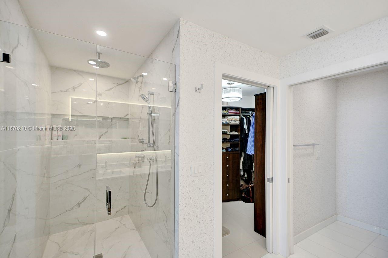 PARAMOUNT BAY CONDO - Residential