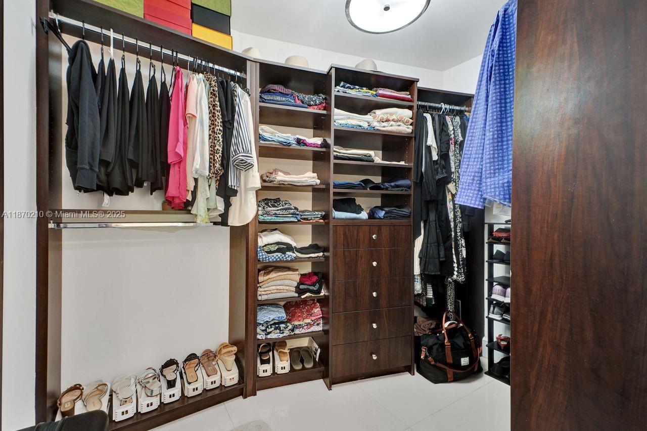 PARAMOUNT BAY CONDO - Residential