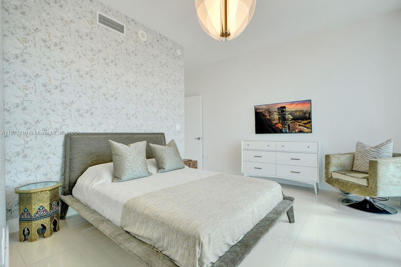 PARAMOUNT BAY CONDO - Residential