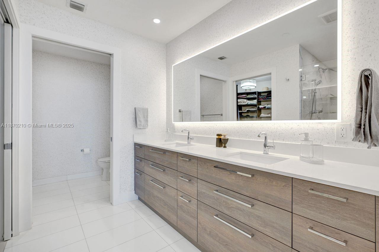 PARAMOUNT BAY CONDO - Residential