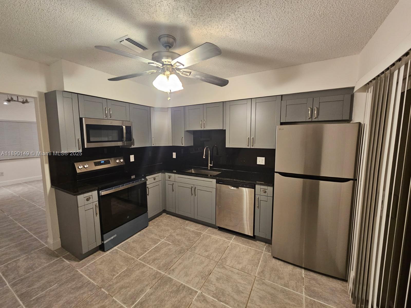 HOLLYWOOD GARDENS - Residential Lease