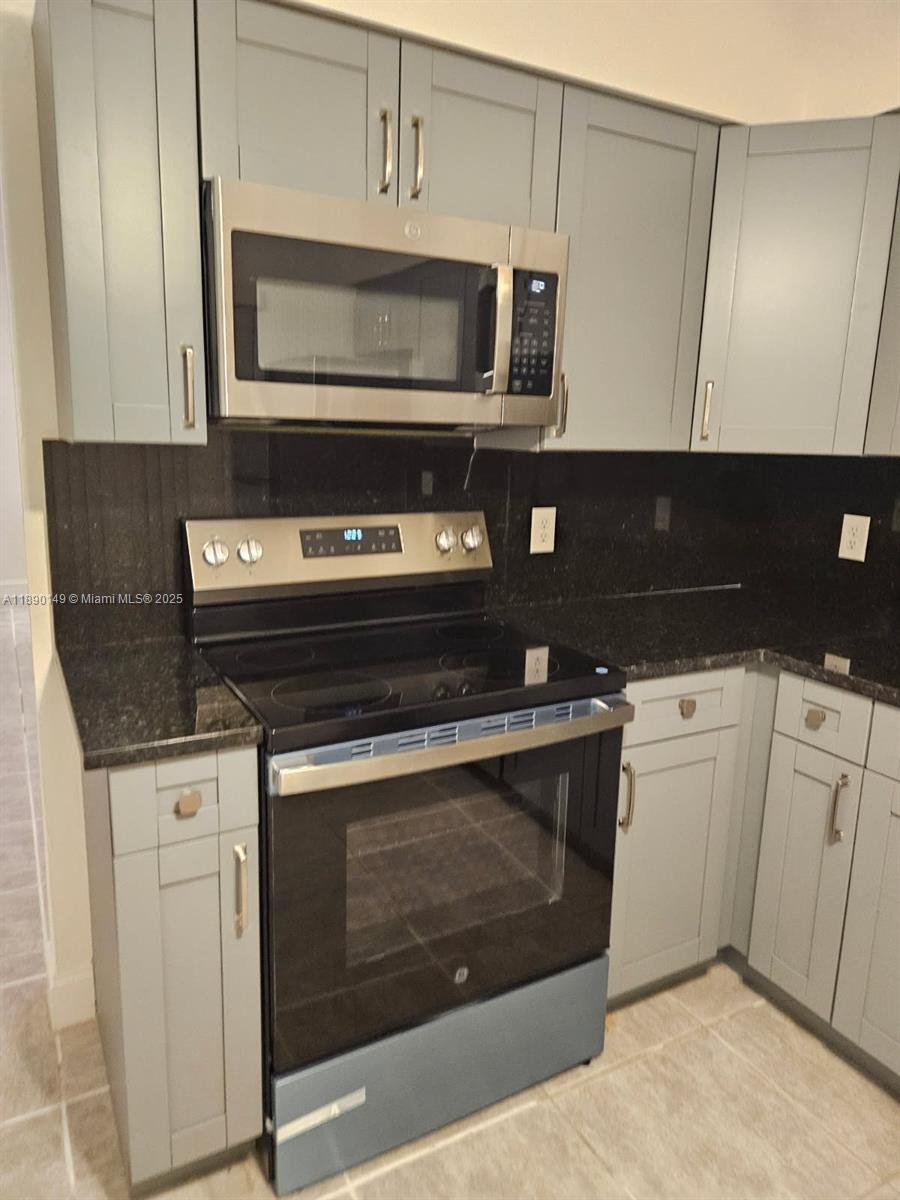 HOLLYWOOD GARDENS - Residential Lease