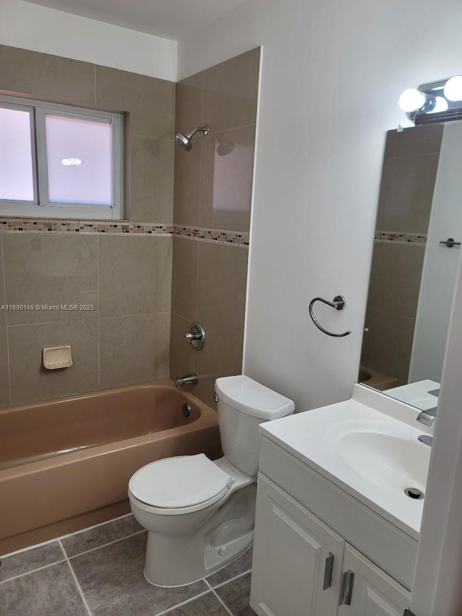 HOLLYWOOD GARDENS - Residential Lease