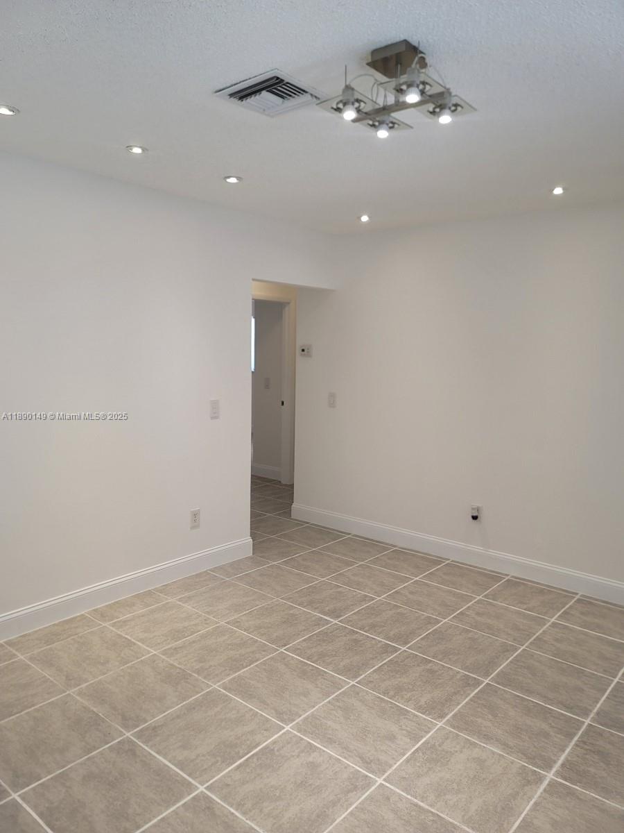 HOLLYWOOD GARDENS - Residential Lease