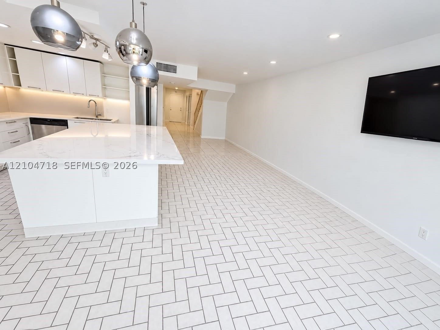 712 NE 26th Ave 712