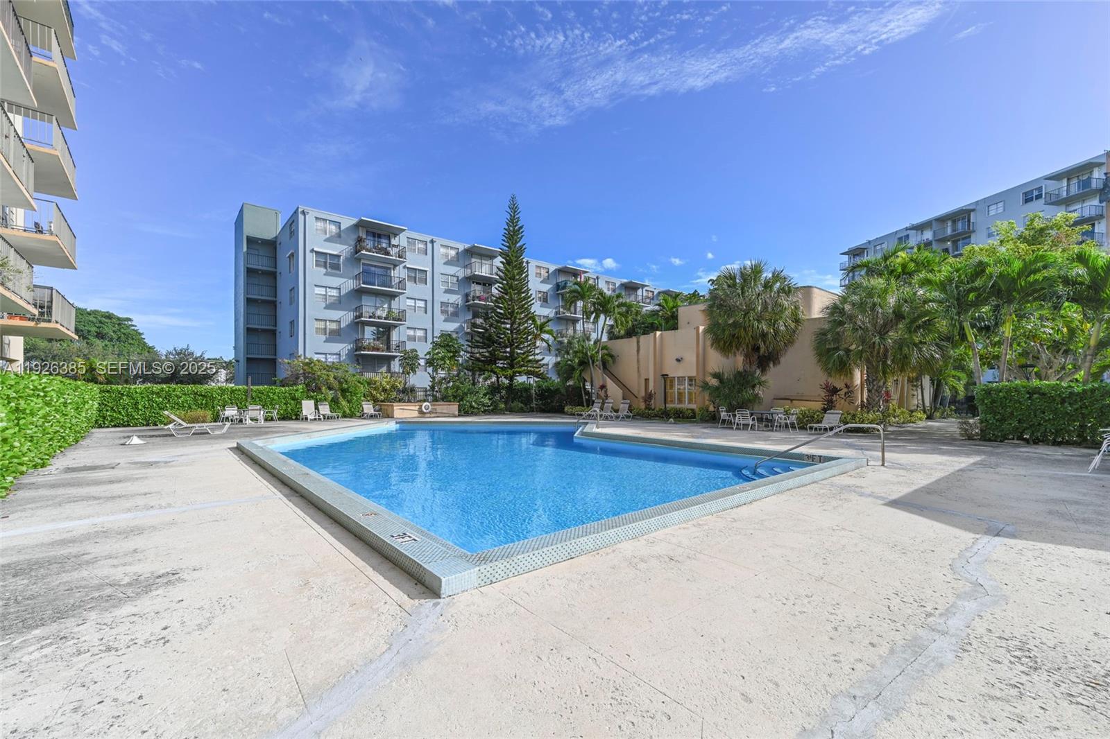 THREE HORIZONS SOUTH COND - Residential